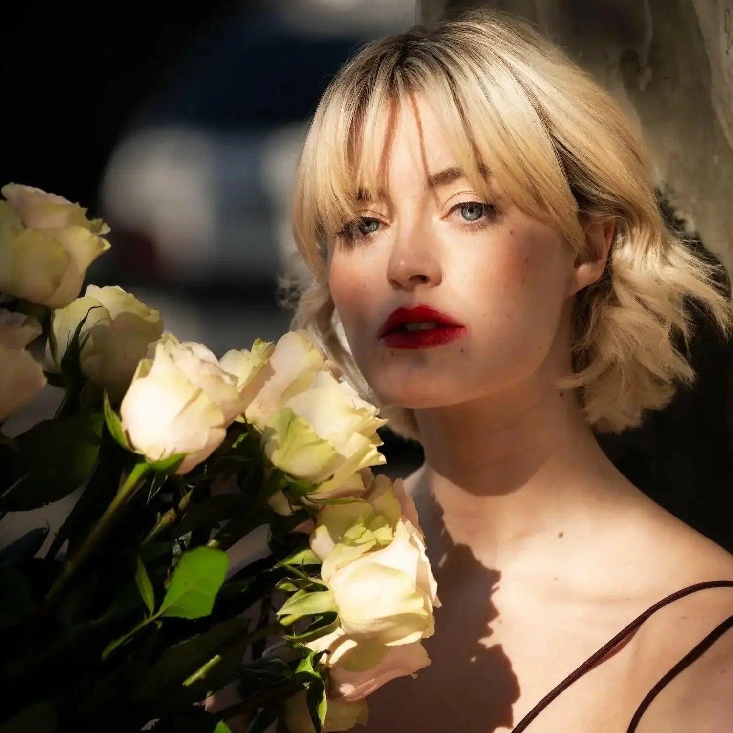 Buquê de rosas cor-de-rosa em caixa de luxo a modelo a a olhar fixamente nas ruas de Lisboa | QRoses