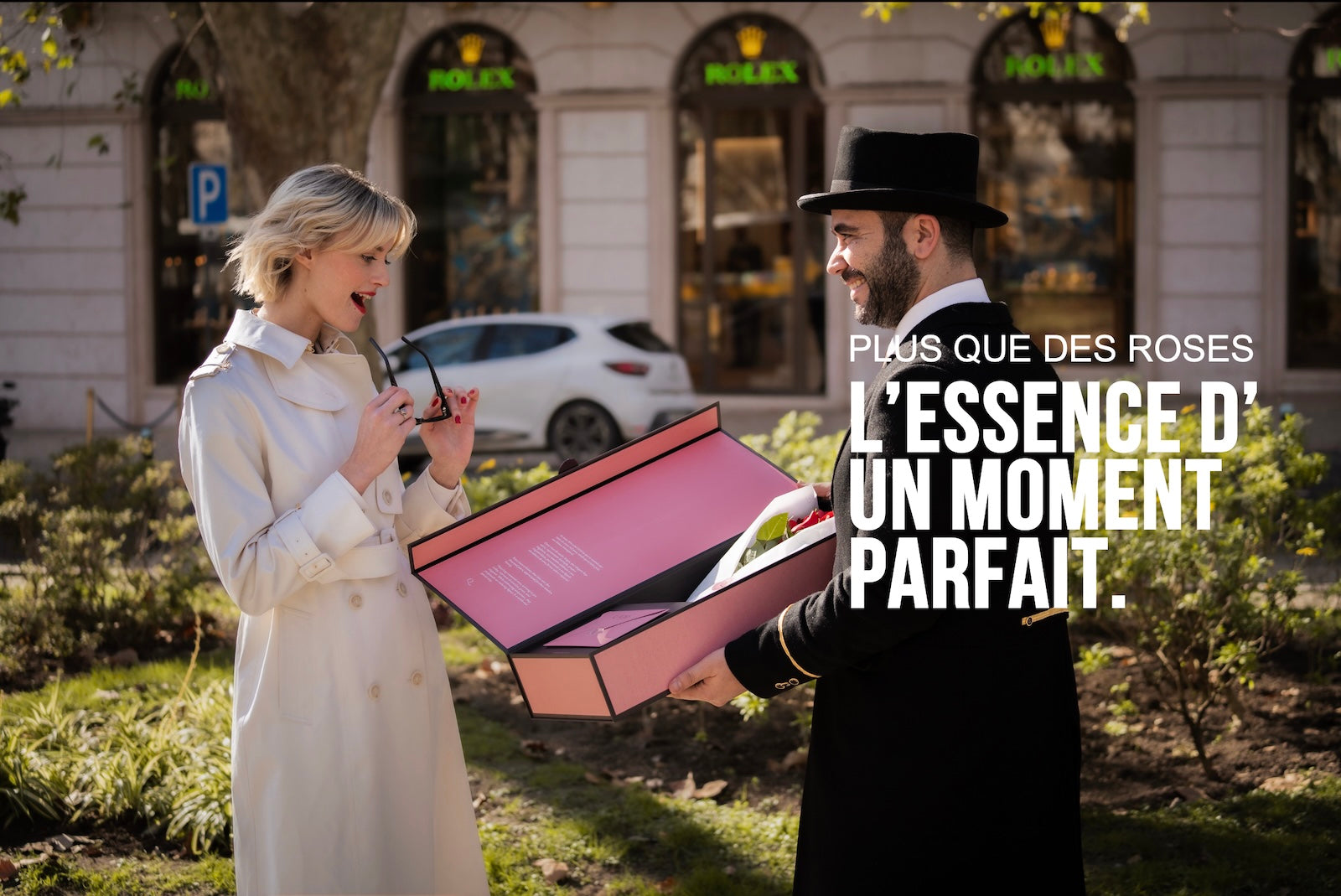Femme recevant une boîte de roses de luxe – livraison de fleurs premium en Lisboa.